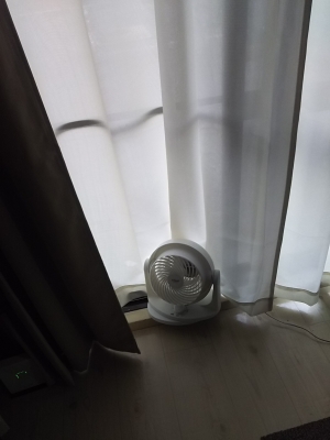 夏、風通りが悪く蒸し暑い部屋を、エアコンを使わずにどうにかする方法。